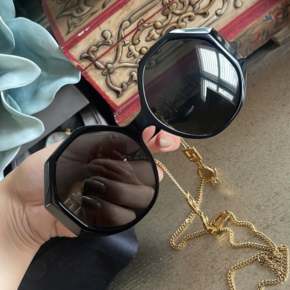Authentic Versace sunglasses with the chain - Picture 8 of 8